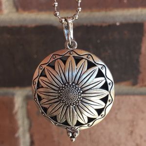 🌈 Scented Sunflower Aroma Necklace NWOT Silver And Black